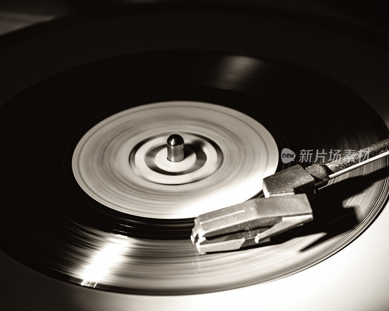 音乐从一个古董45转/分的唱片在转盘上播放